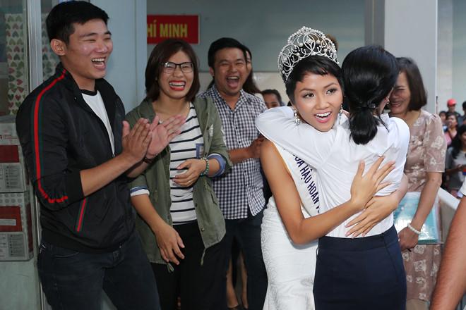 Tân hoa hậu HHen Niê xúc động ôm chầm lấy cô giáo khi về thăm trường cũ-7