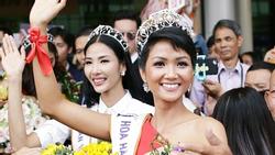 Xuất hiện tại sân bay, hoa hậu H'Hen Niê được chào đón nồng nhiệt như sao Hàn