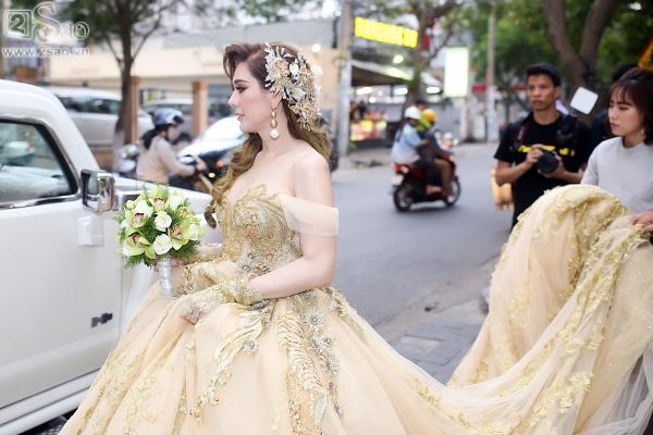 Lâm Khánh Chi xuất hiện với váy cưới dài hàng chục mét-1