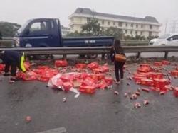 Hình ảnh đẹp: Xe tải chở Coca bị đổ, hàng chục người xúm lại giúp tài xế