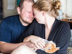 Cặp vợ chồng 'diễn sâu' trong bộ ảnh hạ sinh… mèo khiến dân mạng choáng váng