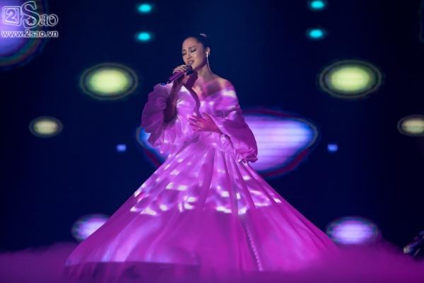 Bảo Anh diện váy đổi màu, mang trang sức tiền tỉ nhận giải MV của năm-3