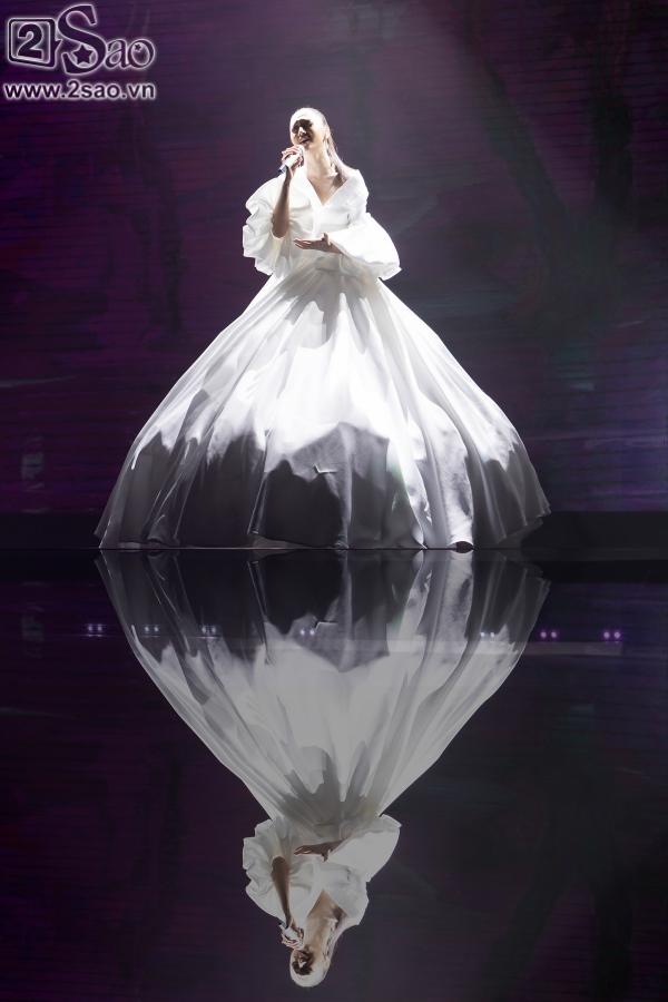 Bảo Anh diện váy đổi màu, mang trang sức tiền tỉ nhận giải MV của năm-4
