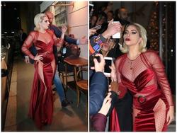 Lady Gaga diện đầm cắt xẻ táo bạo 'có như không' gây náo loạn trên phố