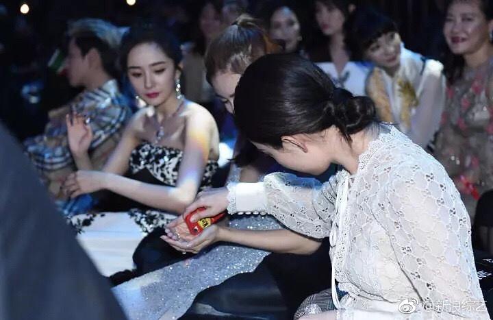 Hình ảnh HOT nhất mạng xã hội hôm nay: Dương Mịch xin kẹo chia cho Ngô Diệc Phàm-1