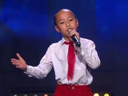 Cậu bé gốc Việt đeo khăn quàng đỏ, mặc đồng phục gây sốt tại Got Talent Thụy Điển
