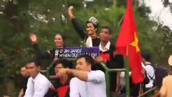 THÚ VỊ: Clip hoa hậu H'Hen Niê diễu hành bằng xe công nông giữa buôn làng Ê Đê