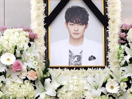 Di ảnh em trai Ha Ji Won tràn sức sống trong đám tang quá lặng lẽ