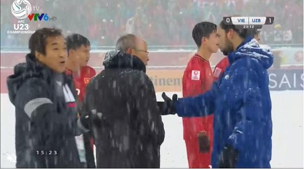 Phút 23 - Hiệp 1: Dừng trận đấu để cào tuyết, HLV Park Hang Seo thể hiện sự lo lắng-1