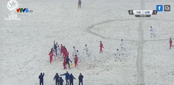 Phút 34 - Hiệp 1: Cầu thủ số 7 Uzbekistan nhận thẻ vàng vì kích động đánh U23 Việt Nam-1