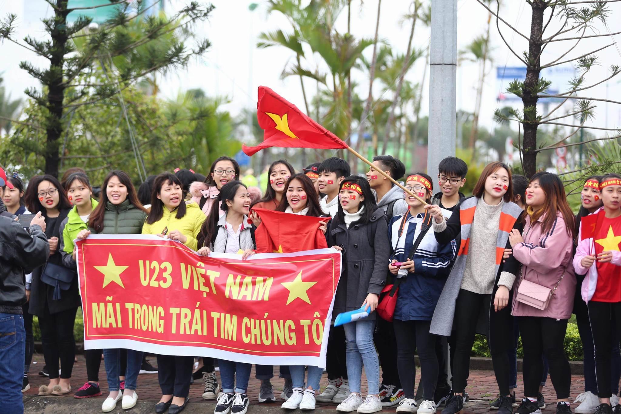 Người hâm mộ ra tận sân bay chờ đợi U23 Việt Nam trở về-1