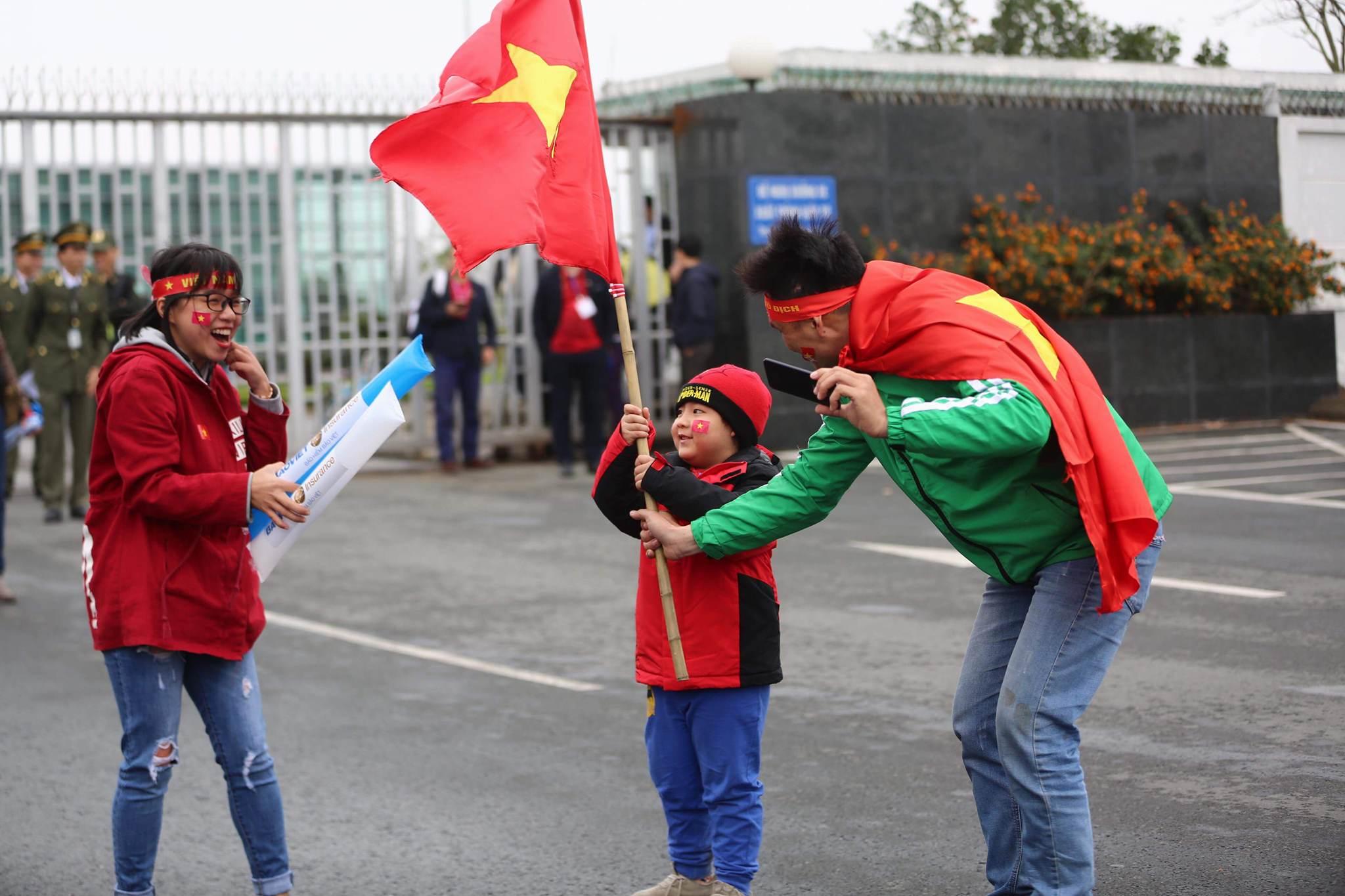 Người hâm mộ ra tận sân bay chờ đợi U23 Việt Nam trở về-3