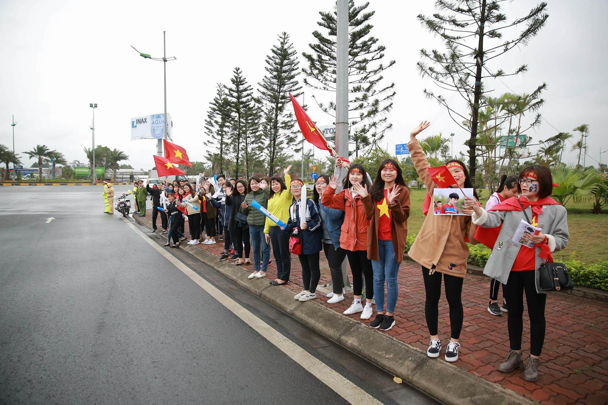 Người hâm mộ ra tận sân bay chờ đợi U23 Việt Nam trở về-6