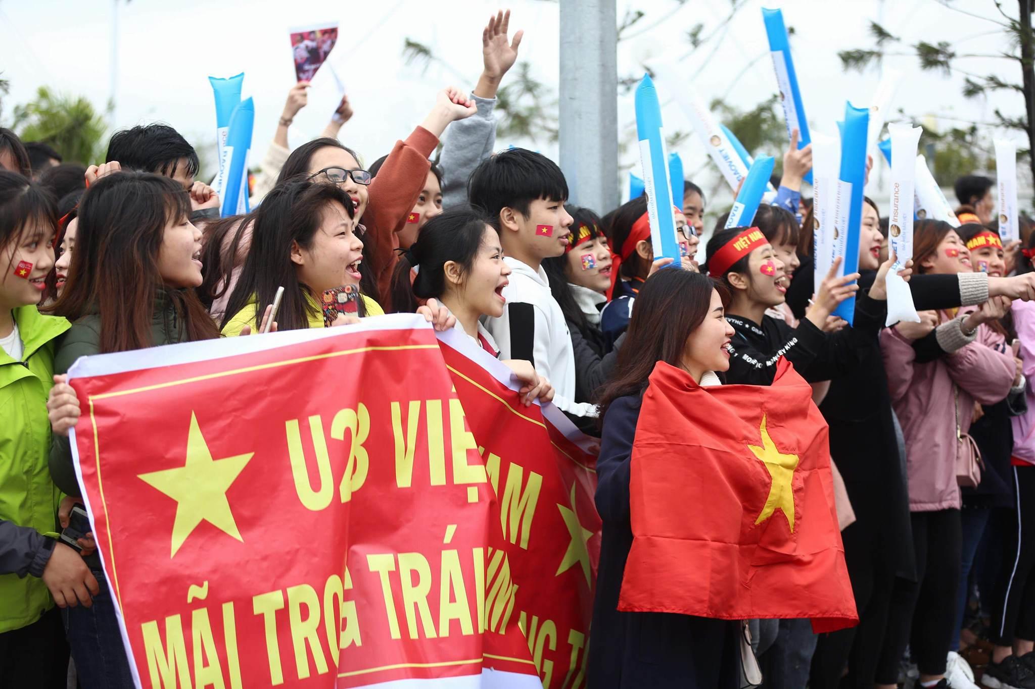 Người hâm mộ ra tận sân bay chờ đợi U23 Việt Nam trở về-9