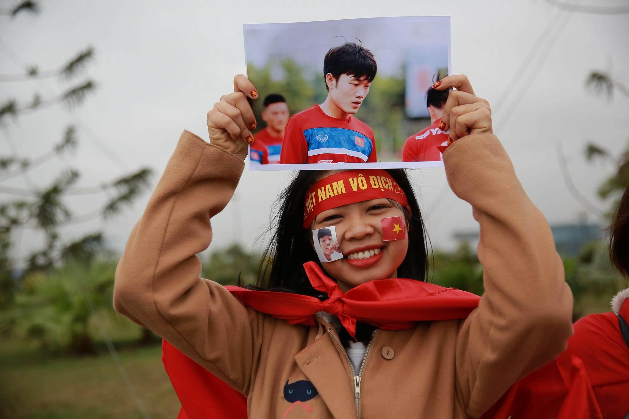 Người hâm mộ ra tận sân bay chờ đợi U23 Việt Nam trở về-10
