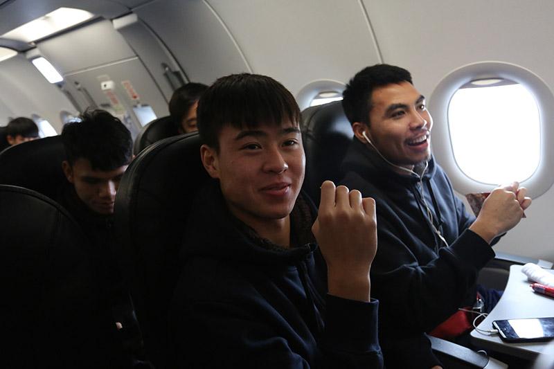 Các cầu thủ đang trên máy bay về với Việt Nam-1