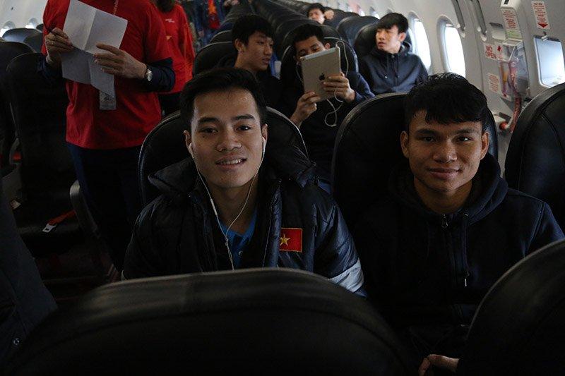 Các cầu thủ đang trên máy bay về với Việt Nam-3