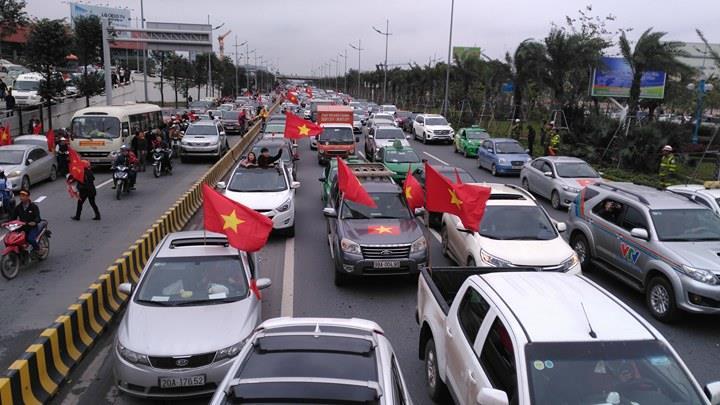 Khắp các tuyến đường hướng về Nội Bài đều đông nghịt người và xe-2