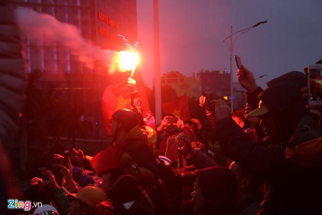 Người dân ở trung tâm Thủ đô đốt pháo sáng chào đón U23 Việt Nam-1