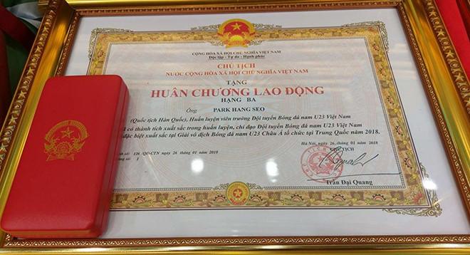 Người dân ở trung tâm Thủ đô đốt pháo sáng chào đón U23 Việt Nam-2