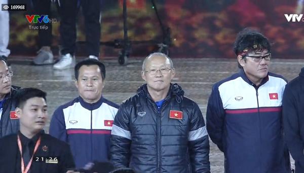 Tuyển U23 Việt Nam được lãnh đạo nhà nước trao tặng hoa-1