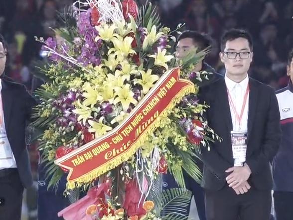 Tuyển U23 Việt Nam được lãnh đạo nhà nước trao tặng hoa-5
