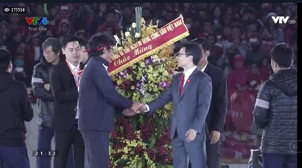 Tuyển U23 Việt Nam được lãnh đạo nhà nước trao tặng hoa-6