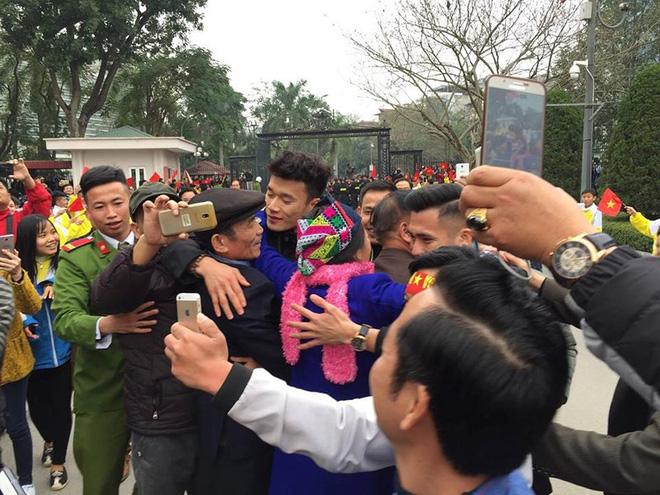 Anh em Bùi Tiến Dũng được chào đón giữa rừng cờ hoa tại quê nhà Thanh Hóa-2
