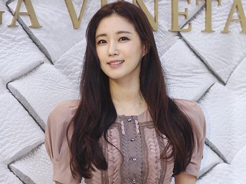 Sao Hàn 12/2: Hoa hậu Hàn Quốc Kim Sa Rang rút khỏi dự án 'khủng' của biên kịch 'Hậu duệ mặt trời'