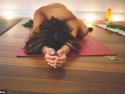 Thực hư về lớp học yoga khỏa thân giúp cải thiện 'chuyện ấy'