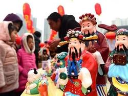 Ngày vía Thần Tài ở Trung Quốc: Dân đốt pháo hoa, ăn sủi cảo, không ai đi chen chúc mua vàng!