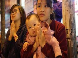 20.000 đồng/chiếc ghế vẫn không có để thuê, mẹ cho con ngồi đất cầu an tại chùa Phúc Khánh