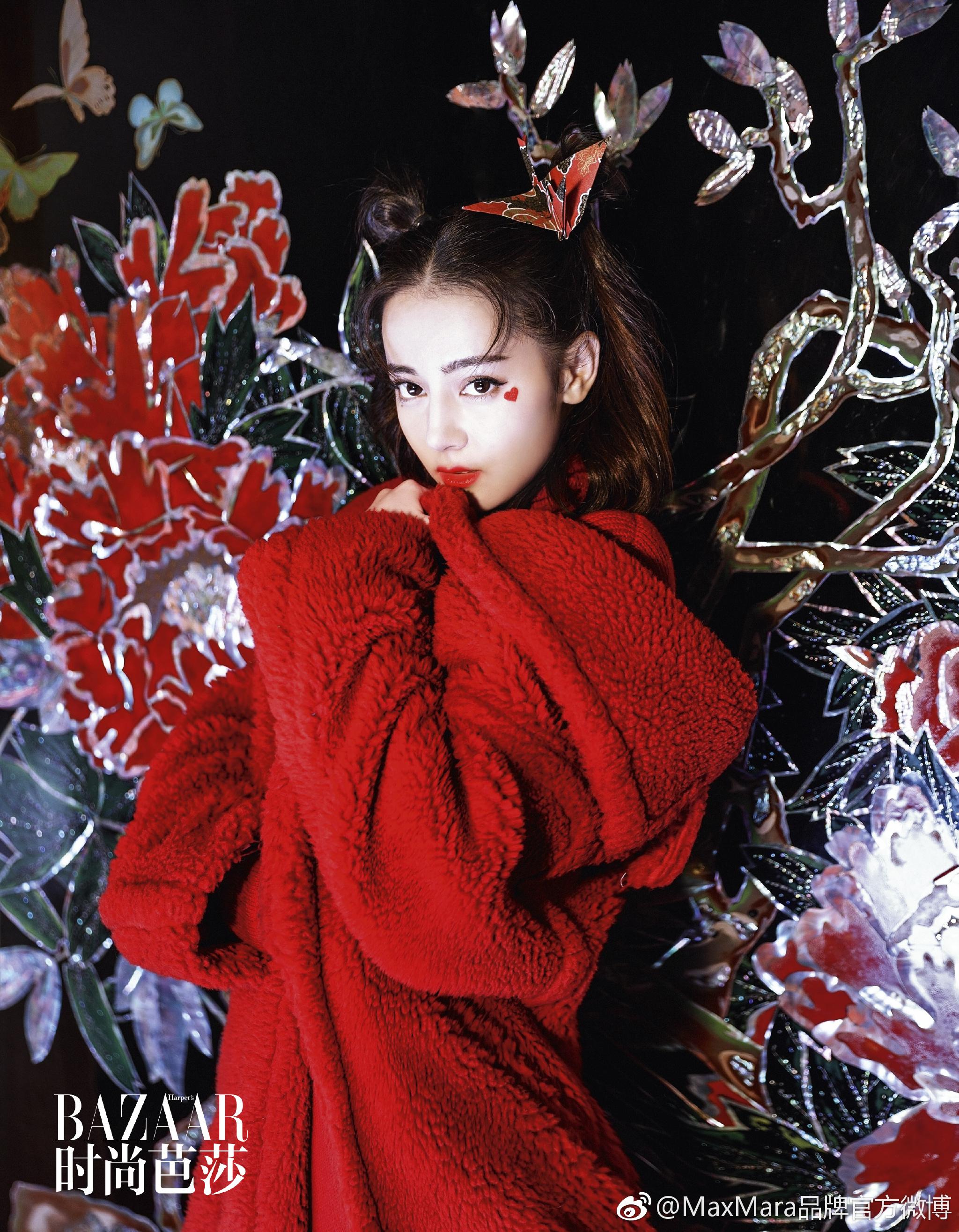 Địch Lệ Nhiệt Ba không chỉ đẹp mà còn có thần thái xuất sắc