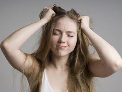 Tại sao nhiều người thích nhổ tóc khi căng thẳng?