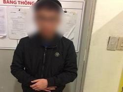 Hà Nội: Cô gái trẻ hoảng hốt phát hiện nam thanh niên 'nằm vùng' trong nhà vệ sinh nữ lén quay clip bằng Ipad