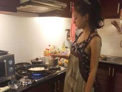 Bị kêu 'rửa rau như giặt đồ', Tân Hoa hậu Chuyển giới Hương Giang vẫn không ngừng vào bếp