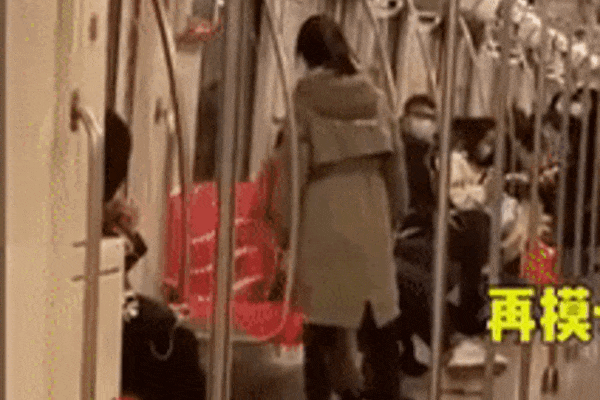 Clip: Sờ mông gái trên tàu điện ngầm, thanh niên bị tẩn 1 trận nhớ đời-1