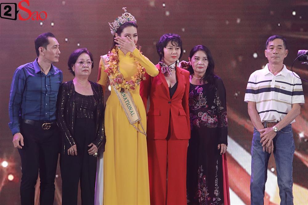 Mẹ đẻ hoa hậu Thùy Tiên bắt xe ôm về giữa sự kiện của con-5