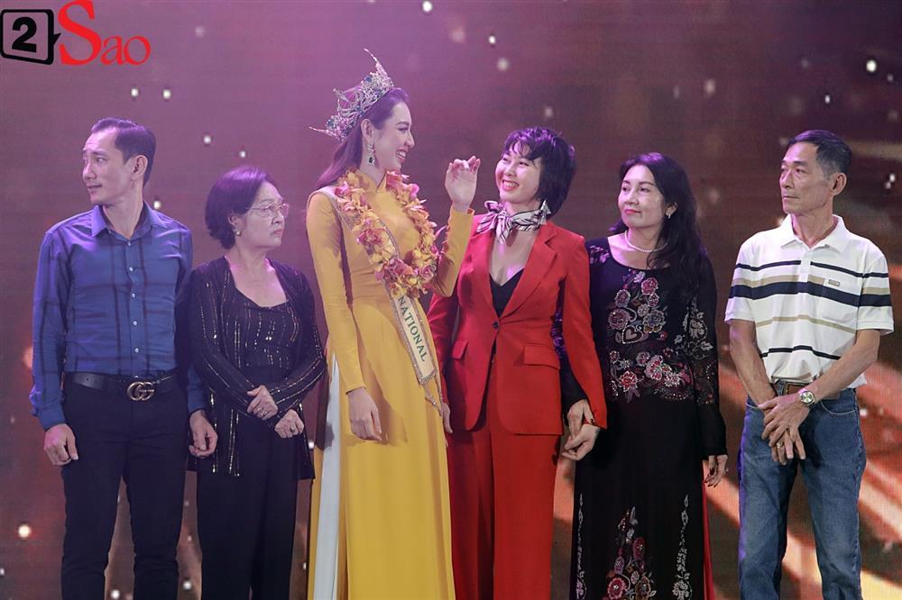 Mẹ đẻ hoa hậu Thùy Tiên bắt xe ôm về giữa sự kiện của con-7