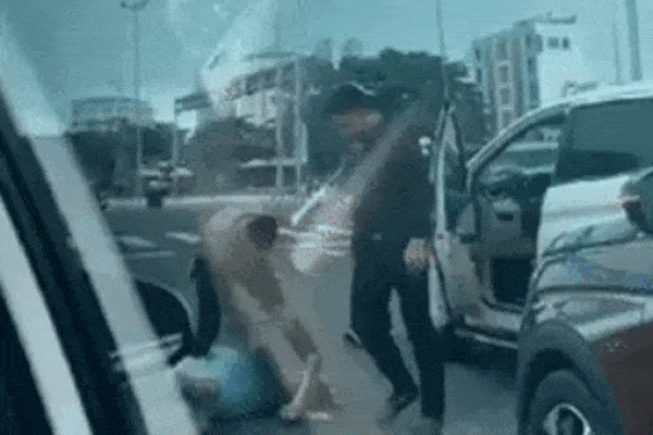 Clip: Tài xế grab bị nhóm thanh niên đấm đá túi bụi trên đường
