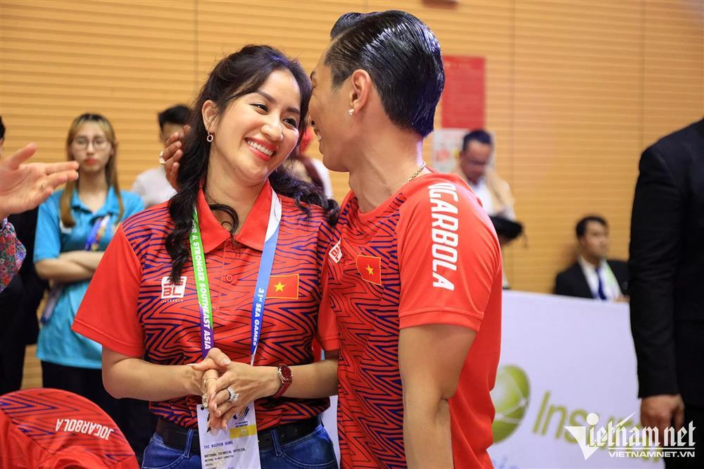 Phan Hiển hôn Khánh Thi sau khi đoạt 3 HCV SEA Games 31-2
