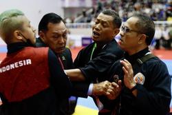Thành viên Pencak Silat Indonesia suýt đánh trọng tài đồng hương