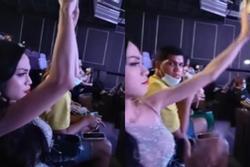 La hét cổ vũ Trân Đài tại Thái Lan, Lương Mỹ Kỳ bị chê 'phèn'
