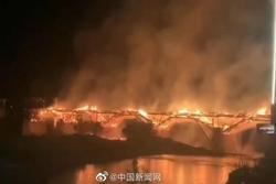 Lửa lớn thiêu rụi cây cầu 900 năm tuổi ở Trung Quốc