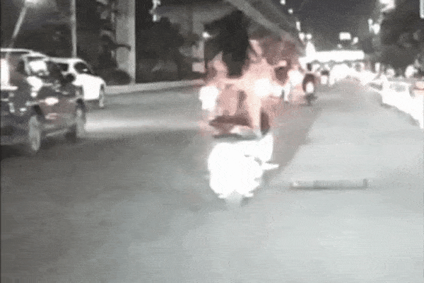 Cô gái khỏa thân đi bộ ở Hà Nội: Từng phóng xe máy lạng lách khắp phố