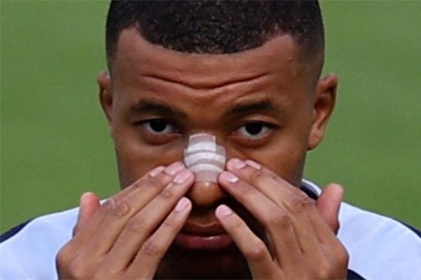 Kylian Mbappe lần đầu lộ diện sau khi nhập viện vì gãy mũi ở Euro 2024