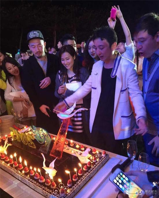 Thiếu gia siêu giàu tặng Iphone cho khách mời trong sinh nhật