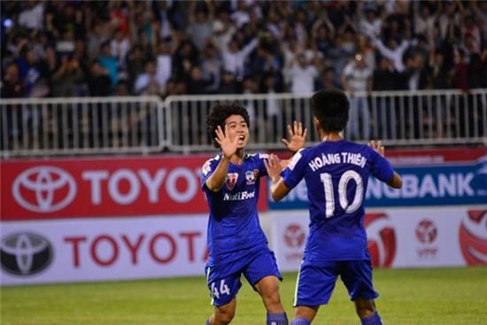 Công Phượng là 1 trong 3 cầu thủ lập cú đúp ở vòng 1 V.League cùng với Tăng Tuấn và Trọng Hoàng của SLNA. Ảnh: Lê Ngọc.
