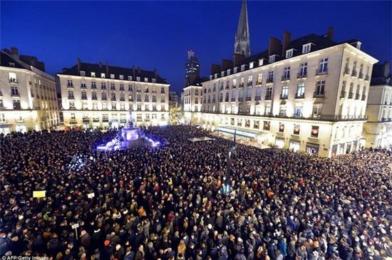 Người dân Pháp trắng đêm cầu nguyện cho những nạn nhân thiệt mạng trong vụ xả súng 1