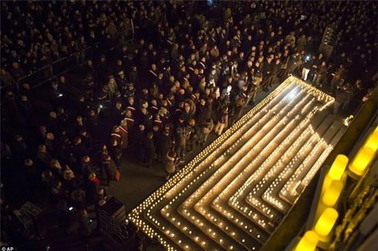 Người dân Pháp trắng đêm cầu nguyện cho những nạn nhân thiệt mạng trong vụ xả súng 10